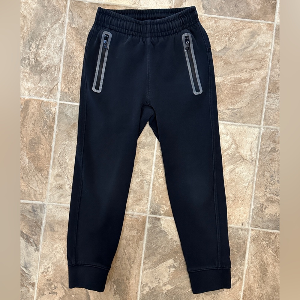 EUC Old Navy black dynamic fleece jogger sweatpants for boys in size Medium